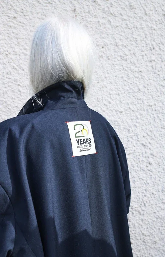 Unisex-kavaj Ayany – 20 år Artikelnummer: AYA15A20H26